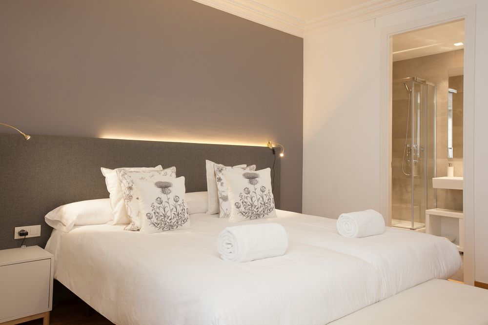 Rent Top Diagonal-aribau 3*