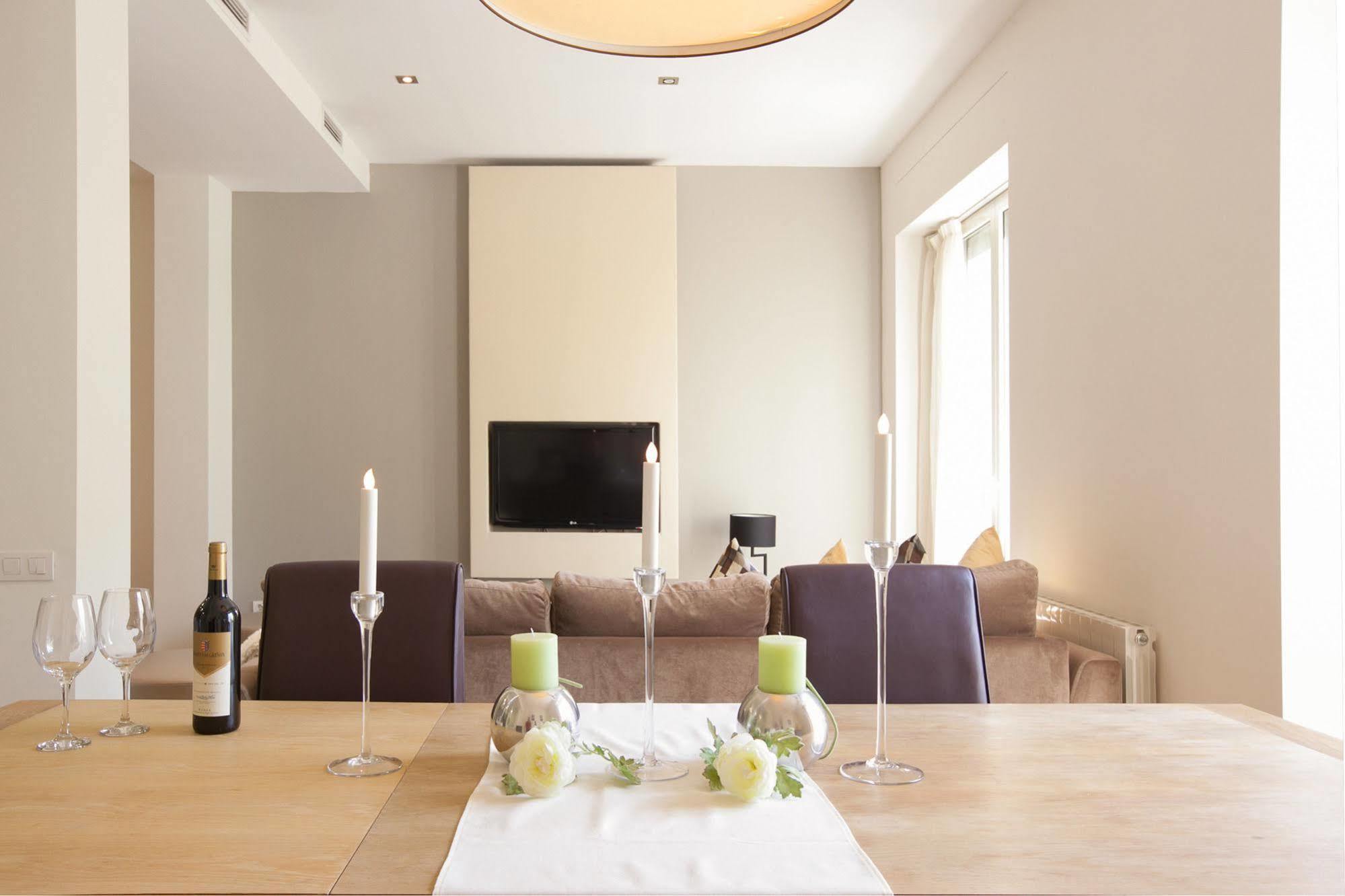 Rent Top Diagonal-aribau 3*